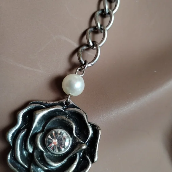 Elegant Silver Rose & Pearl pre-owned Accent Necklace - Picture 6 of 6